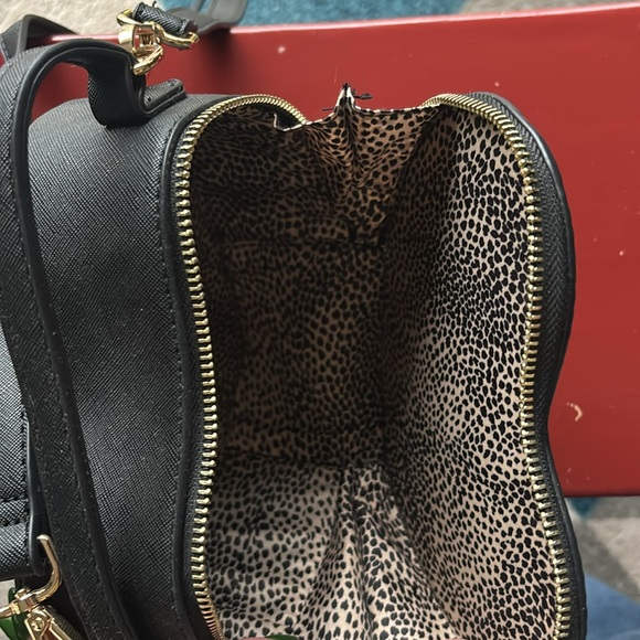 Small black heart-shaped crossbody handbag - Picture 3 of 4